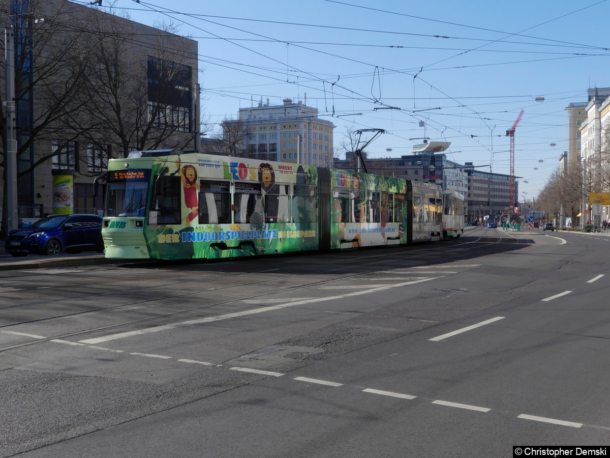 Bild: TW 1310+2211 als Linie 9 an der Kreuzung Ernst-Reuter-Allee/Breiter Weg.