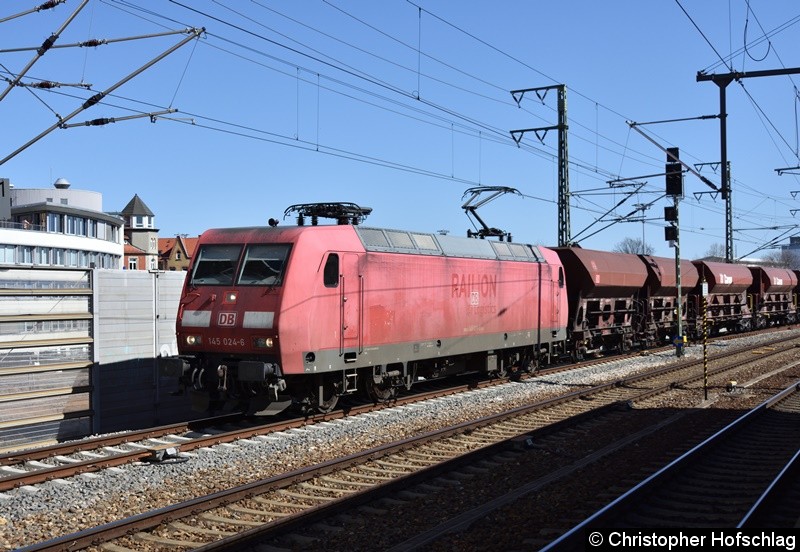 Bild: 145 024-6 erreicht mit einem Güterzug den Hauptbahnhof in Erfurt.