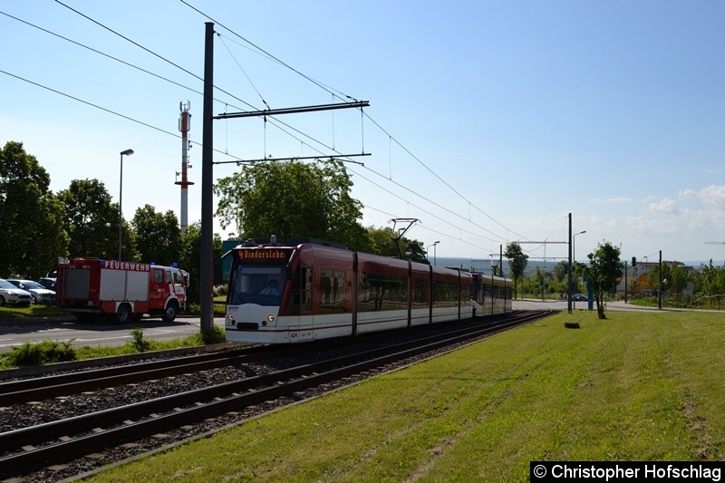 Bild: TW 624+712 als Linie 4 zwischen den Haltestellen Orionstraße und Flughafen.