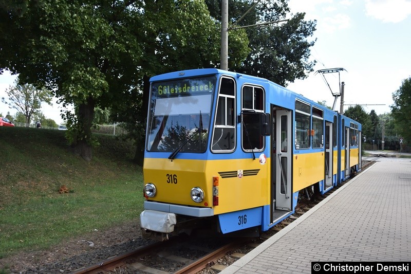 Bild: TW 316 am Bahnhof Waltershausen.