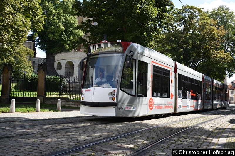 Bild: TW 648 als Linie 4 in Richtung Hauptfriedhof in der Domstraße.