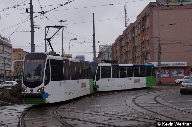 Bild: TW 509+510 als Linie 12 nach DW. NIEBUSZEWO, verließ die Haltestelle Plac Rodła.