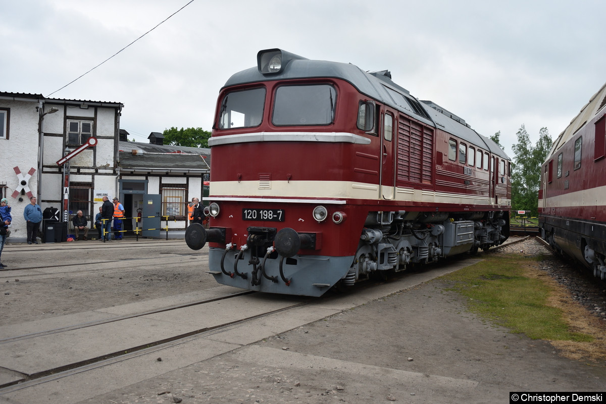 Bild: 120 198-7 (LTS Woroschilowgrad 1969 - DB Museum - Leigabe TEV) in Bw Weimar.