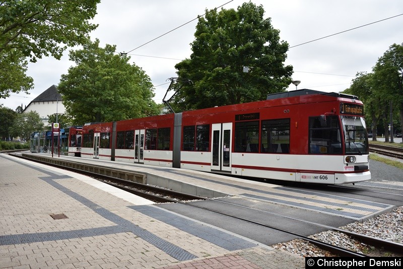 Bild: TW 606+605 als Linie 1 an der Thüringenhalle.