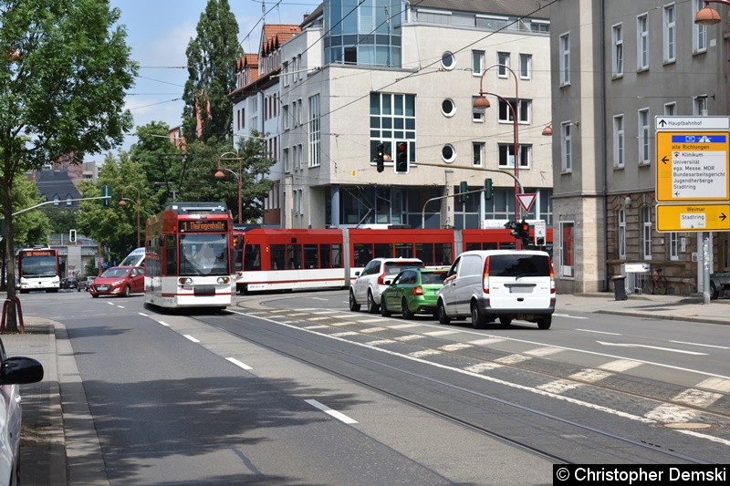 Bild: TW 612+614 als Linie 1, kommend von der Haltestelle Kaffeetricher, beim Abbiegen in die Arnstädter Straße.