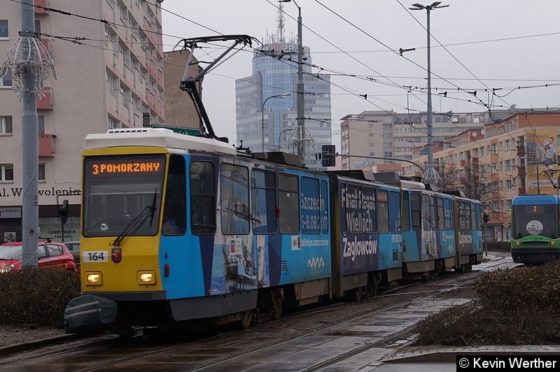 Bild: KT4Dt TW 164+165 als Linie 3 nach POMORZANY, kurz nach Haltestelle Plac Żołnierza Polskiego, hat ihre grünes Licht bekommen zur weiterfahrt.