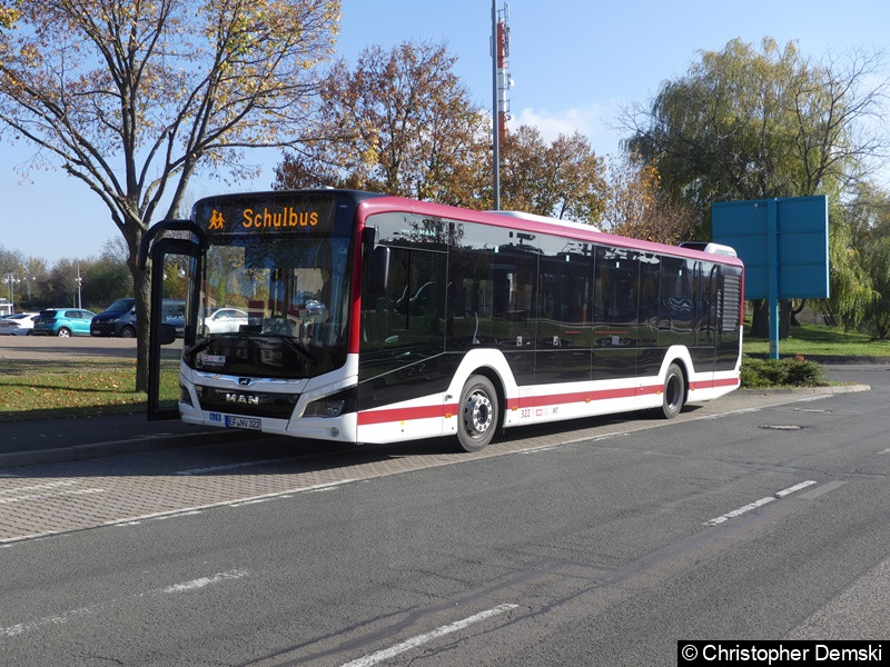 Bild: Wagen 321 steht an der Binderslebener Landstraße(nähe Flughafen) und wartet auf seine Abfahrt.