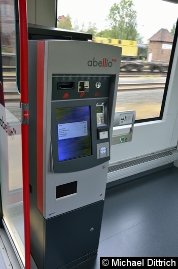 Bild: Natürlich darf der Fahrkartenautomat im Zug nicht fehlen.