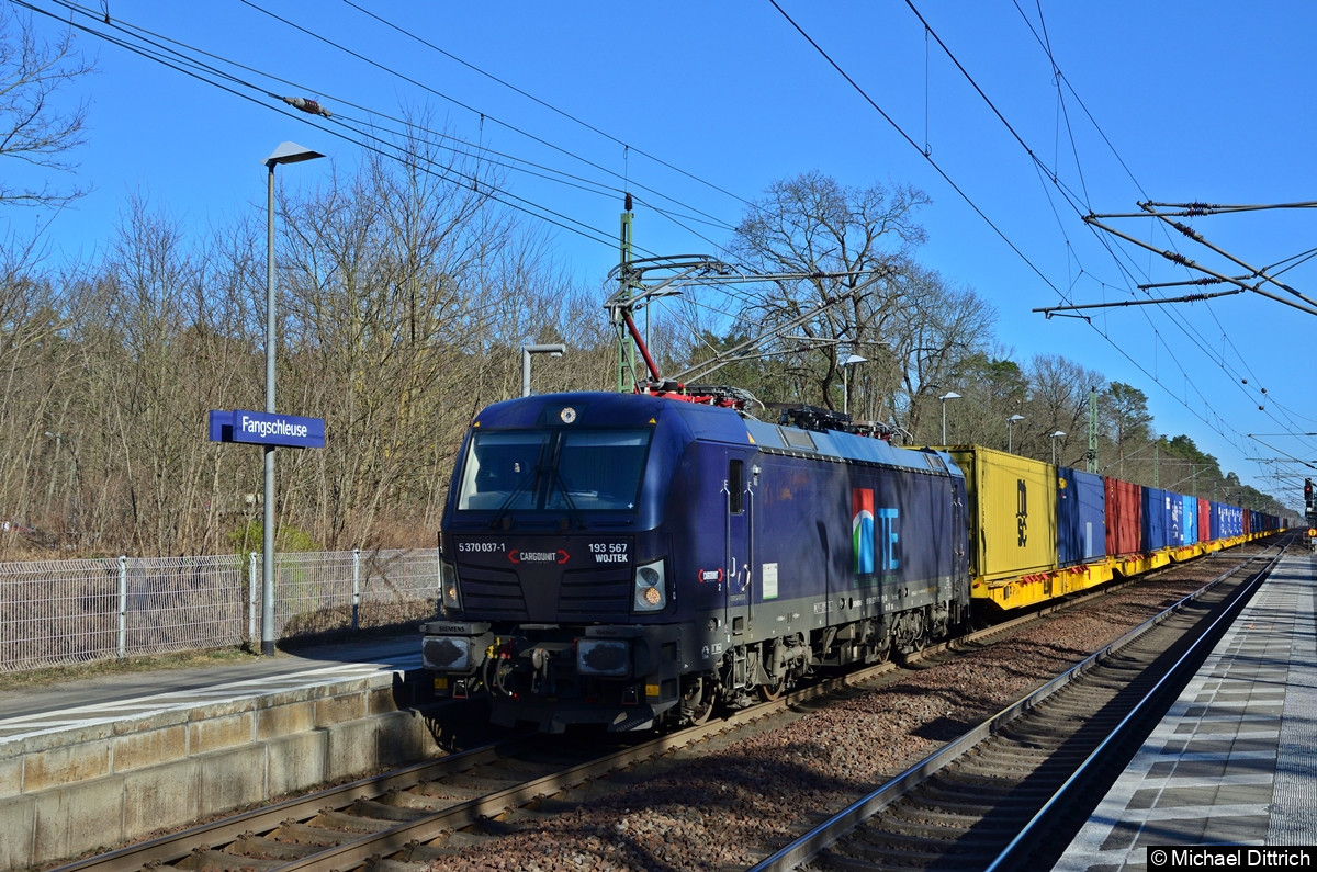 Bild: 193 567 (5 370 037-1) mit einem Güterzug bei der Durchfahrt in Fangschleuse.