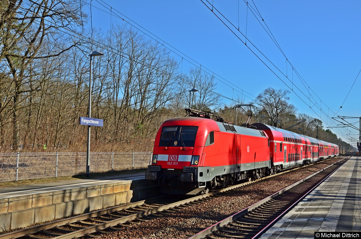 Bild: 182 011 als RE 1 auf dem Weg nach Brandenburg Hbf. im Bahnhof Fangschleuse.