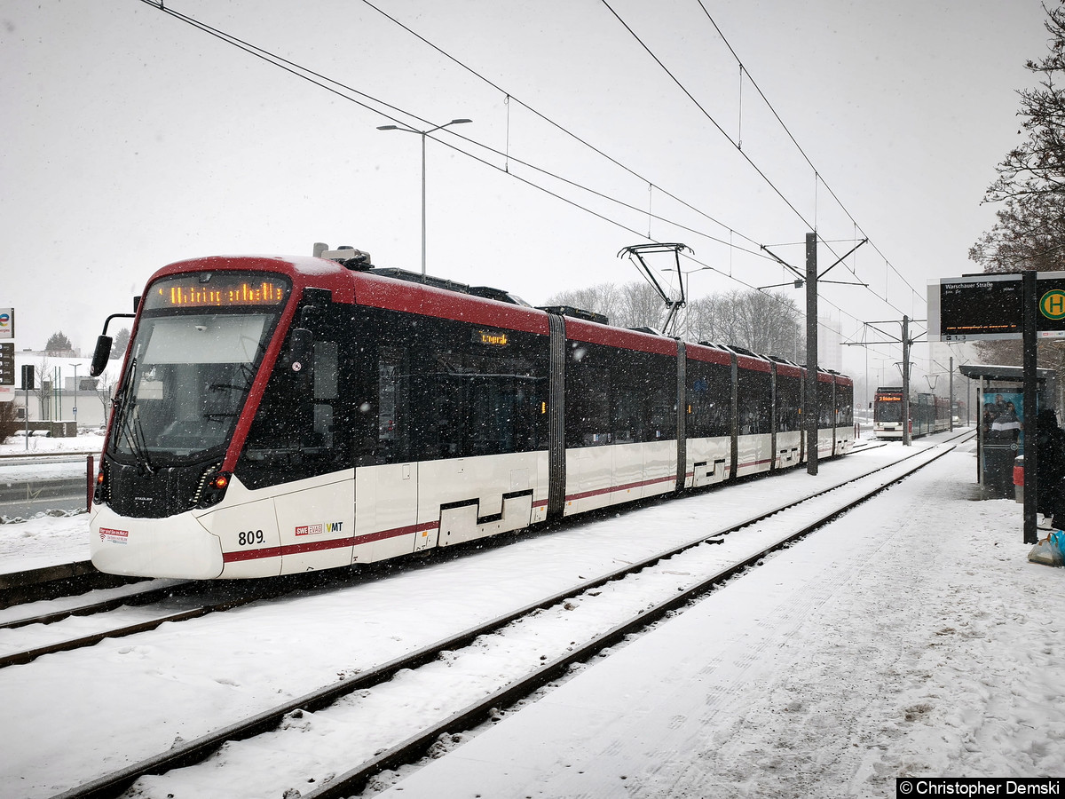 TW 809 als Linie 1 in Richtung Thüringenhalle an der Haltestelle Warschauer Straße. Aufgrund eines Weichenschadens ist die Weiterfahrt verhindert. Bild: TW 809 als Linie 1 in Richtung Thüringenhalle an der Haltestelle Warschauer Straße. Aufgrund eines Weichenschadens ist die Weiterfahrt verhindert.