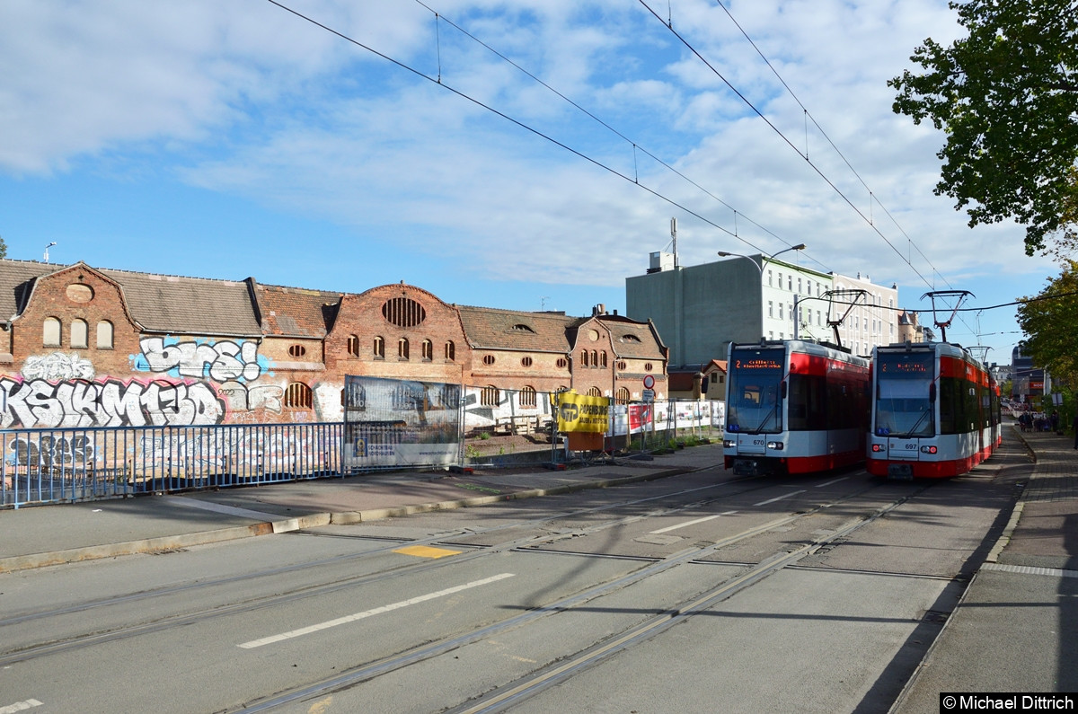 An der Haltestelle Mansfelder Str. treffen sich die Traktionen 670 + 669 (Linie 2) und 698 + 697 (ebenfalls als Linie 2).