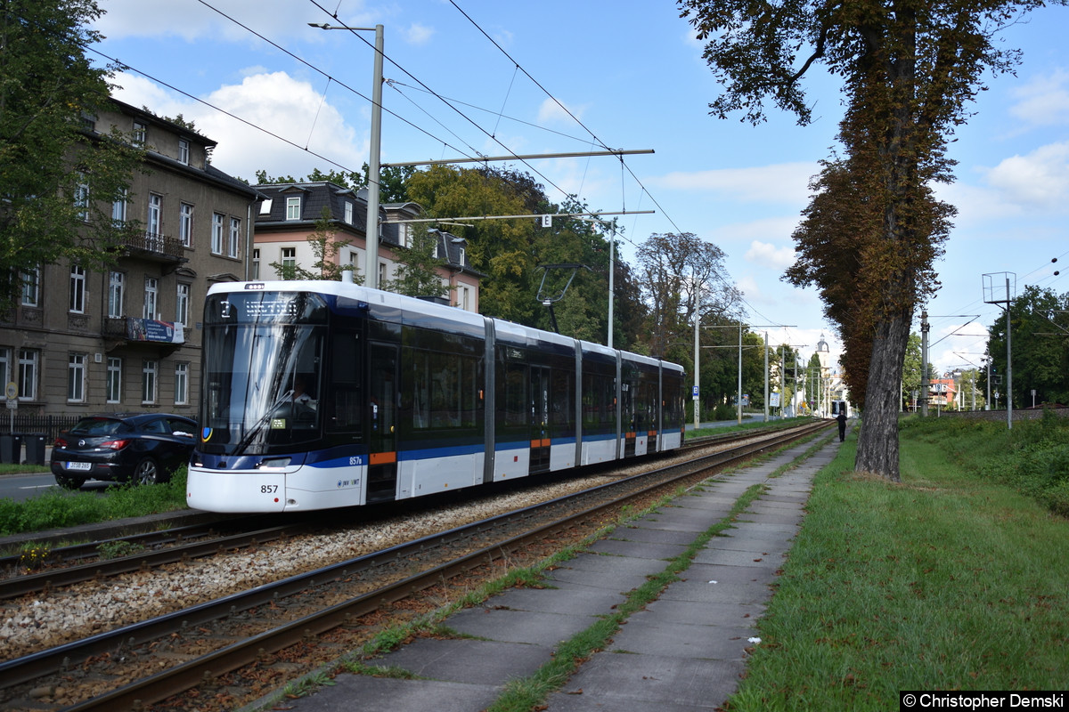 TW 857 als Linie 2 nach Winzerla auf der Kahlaische Straße, kurz vor der Haltestelle Felsenkeller.
